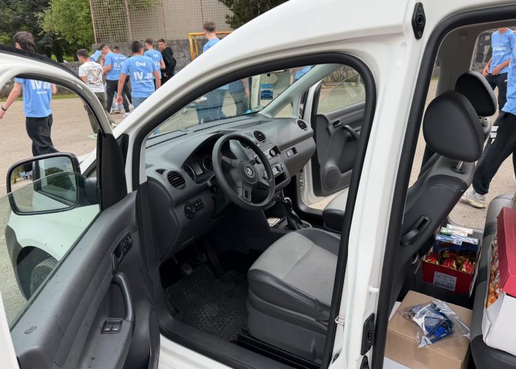 Maturanti SSŠ Široki Brijeg zajedničkim snagama kupili automobil obitelji u potrebi