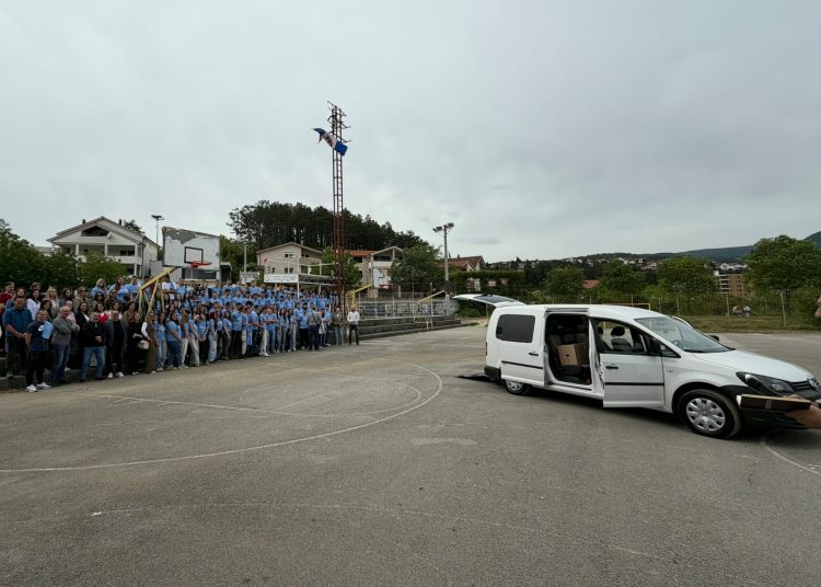 Maturanti SSŠ Široki Brijeg zajedničkim snagama kupili automobil obitelji u potrebi