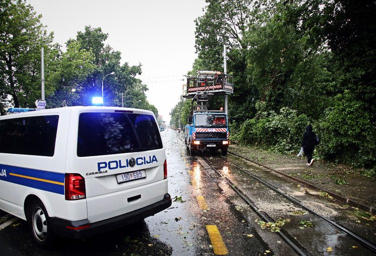 Nevrijeme poharalo Zagreb, padala stabla, ima ozlijeđenih