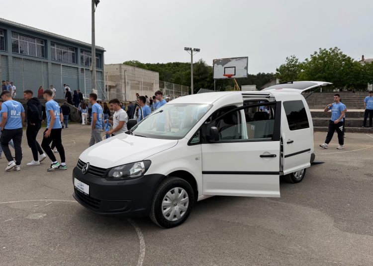 Maturanti SSŠ Široki Brijeg zajedničkim snagama kupili automobil obitelji u potrebi