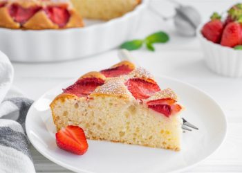 Biskvitni kolač od vanilije i jagoda