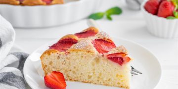 Biskvitni kolač od vanilije i jagoda