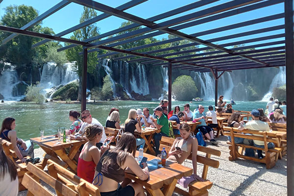 Ljetna atmosfera već zavladala Hercegovinom: Kupališta u Ljubuškom puna posjetitelja