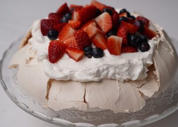 Pavlova torta koja osvaja na prvi zalogaj: Kraljica laganih deserata za proljetne dane