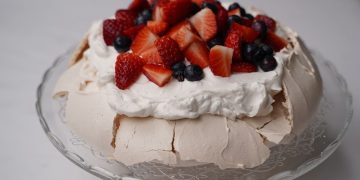 Pavlova torta koja osvaja na prvi zalogaj: Kraljica laganih deserata za proljetne dane