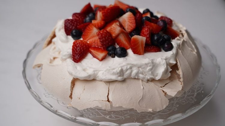 Pavlova torta koja osvaja na prvi zalogaj: Kraljica laganih deserata za proljetne dane