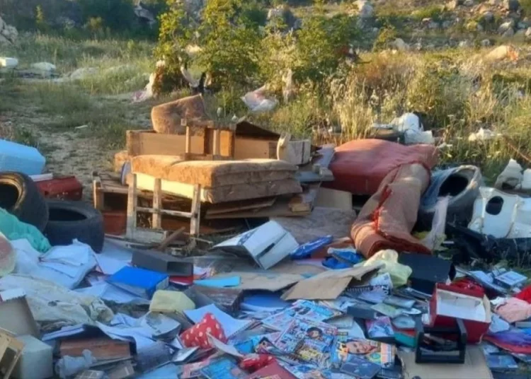Sve više otpada na Mostarskom blatu: Među smećem pronađeni i osobni dokumenti