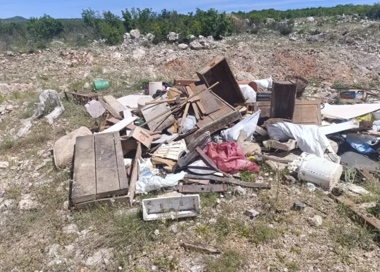 Sve više otpada na Mostarskom blatu: Među smećem pronađeni i osobni dokumenti