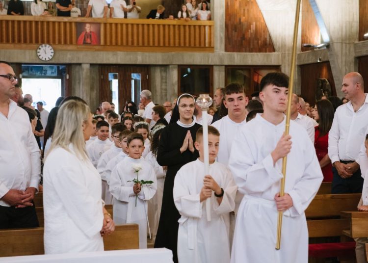 Široki Brijeg: Prva sveta pričest na Kočerinu