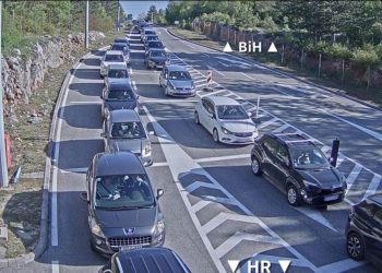 Pojačan promet širom BiH: Gužve na M-17 i duge kolone na granicama