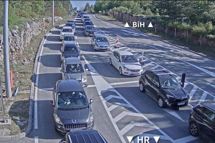 Pojačan promet širom BiH: Gužve na M-17 i duge kolone na granicama