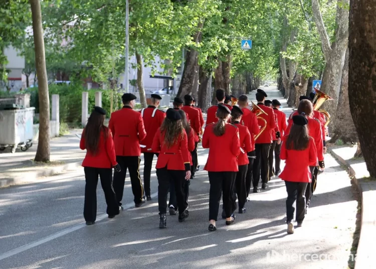 Mostar uz glazbu dočekao Prvi svibnja: Tradicionalna budnica probudila grad