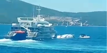 (VIDEO) Teška pomorska nesreća u Hrvatskoj: Sudar katamarana i jedrilice, dvije osobe nestale