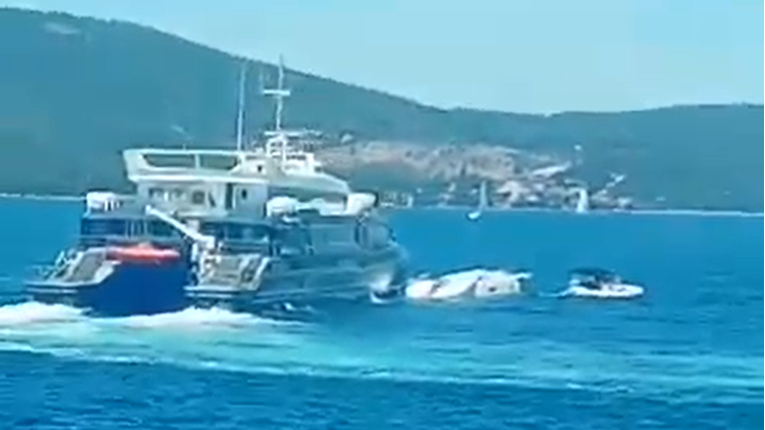 (VIDEO) Teška pomorska nesreća u Hrvatskoj: Sudar katamarana i jedrilice, dvije osobe nestale (VIDEO) Teška pomorska nesreća u Hrvatskoj: Sudar katamarana i jedrilice, dvije osobe nestale
