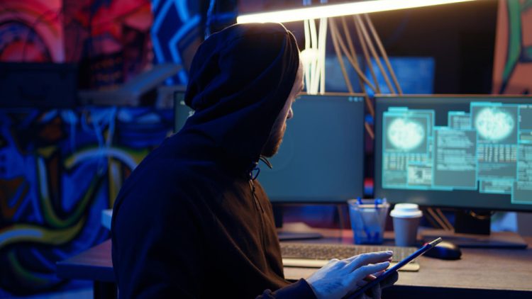 Ljubavne zamke, lažni dostavljači i AI glasovi: Policija upozorava na rast internetskih prijevara u BiH