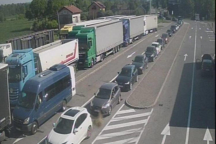 Kilometarske kolone i višesatna čekanja: „Čekanja su nepodnošljiva i ponižavajuća“