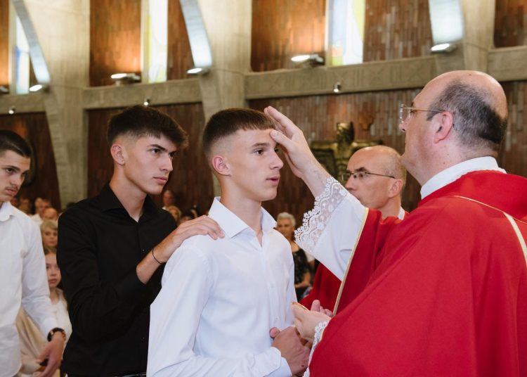 Široki Brijeg: Pomoćni biskup na Kočerinu krizmao 70 krizmanika