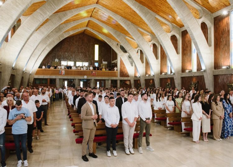 Široki Brijeg: Pomoćni biskup na Kočerinu krizmao 70 krizmanika