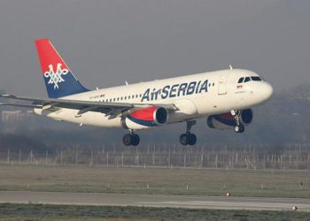 Prvi zrakoplov iz Beograda sletio na Brač: Putnici poslali poruku političarima
