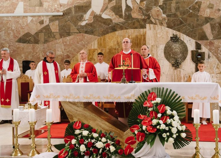Široki Brijeg: Pomoćni biskup na Kočerinu krizmao 70 krizmanika