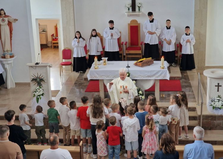 Široki Brijeg: Župljani Buhova proslavili blagdan Presvetoga Trojstva