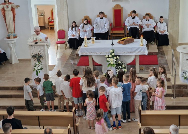 Široki Brijeg: Župljani Buhova proslavili blagdan Presvetoga Trojstva