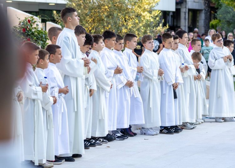 Ljubuški: Velik odaziv vjernika na četvrtom danu devetnice, večeras misu predvodi fra Jure Barišić