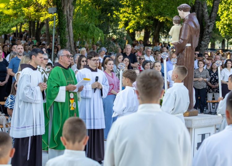 Ljubuški: Velik odaziv vjernika na četvrtom danu devetnice, večeras misu predvodi fra Jure Barišić