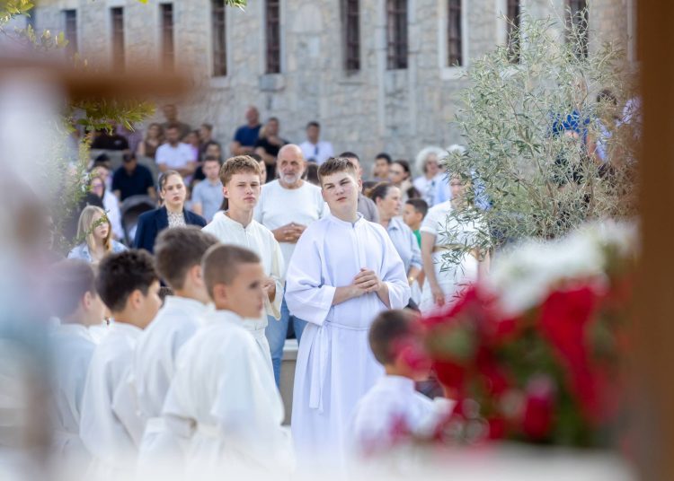 Ljubuški: Velik odaziv vjernika na četvrtom danu devetnice, večeras misu predvodi fra Jure Barišić