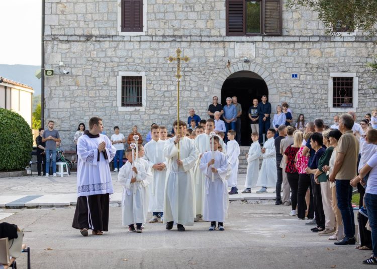 Peti dan devetnice sv. Anti: Misno slavlje predvodio fra Jure Barišić