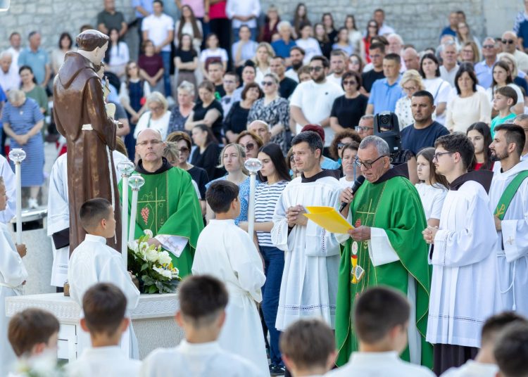 Ljubuški: Velik odaziv vjernika na četvrtom danu devetnice, večeras misu predvodi fra Jure Barišić
