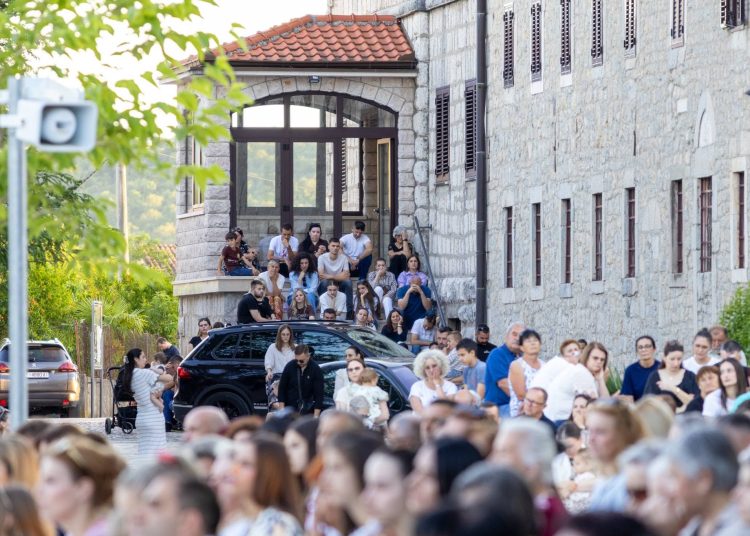 Ljubuški: Velik odaziv vjernika na četvrtom danu devetnice, večeras misu predvodi fra Jure Barišić