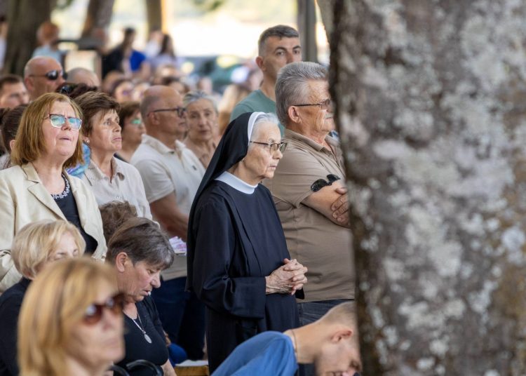 Ljubuški: Velik odaziv vjernika na četvrtom danu devetnice, večeras misu predvodi fra Jure Barišić