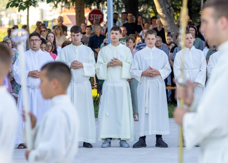 Ljubuški: Velik odaziv vjernika na četvrtom danu devetnice, večeras misu predvodi fra Jure Barišić