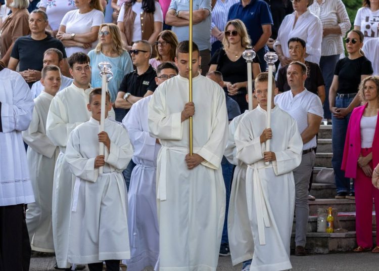Ljubuški: Velik odaziv vjernika na četvrtom danu devetnice, večeras misu predvodi fra Jure Barišić