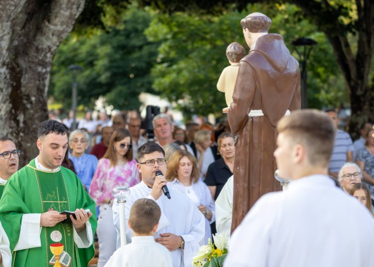 Peti dan devetnice sv. Anti: Misno slavlje predvodio fra Jure Barišić