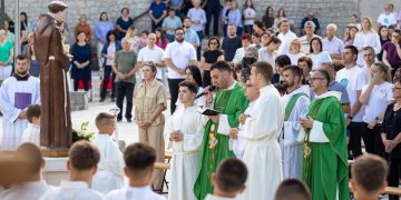 Peti dan devetnice sv. Anti: Misno slavlje predvodio fra Jure Barišić