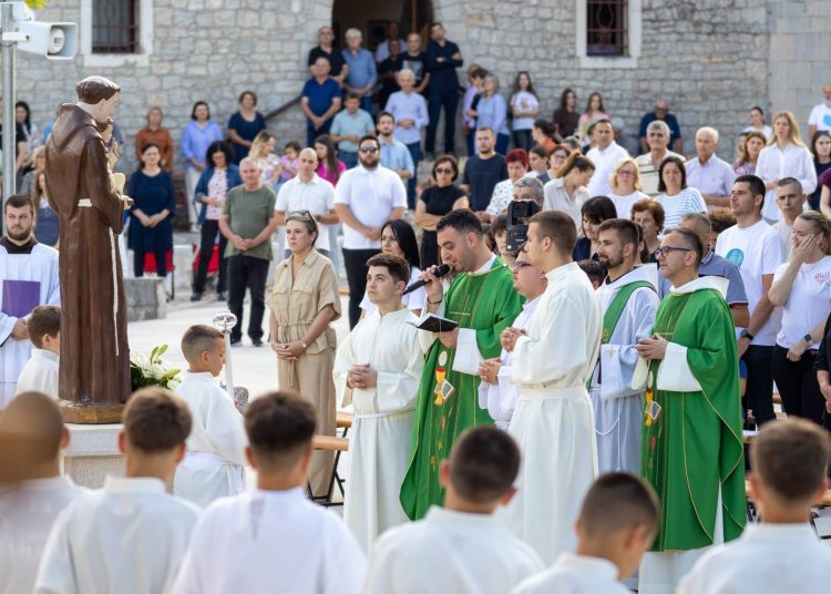 Peti dan devetnice sv. Anti: Misno slavlje predvodio fra Jure Barišić