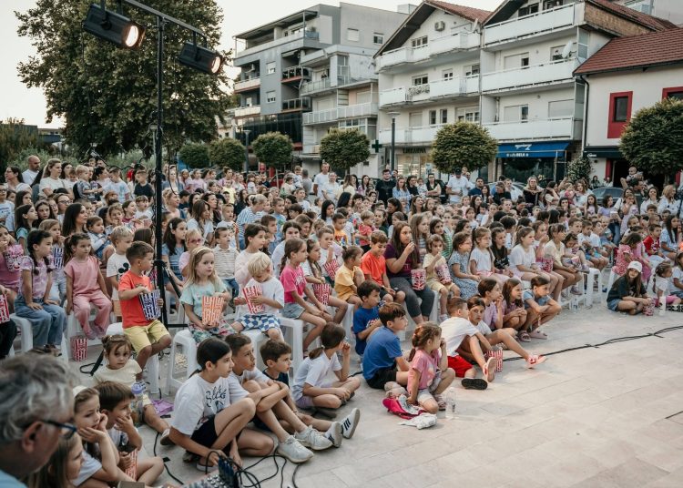 Trg pun dječjeg smijeha: „Vuk i kozlići“ oduševili mališane u Širokom Brijegu