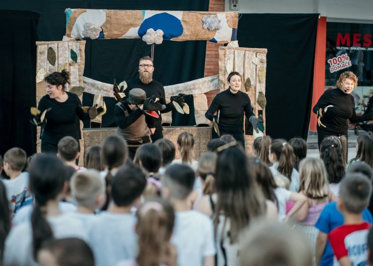 Trg pun dječjeg smijeha: „Vuk i kozlići“ oduševili mališane u Širokom Brijegu