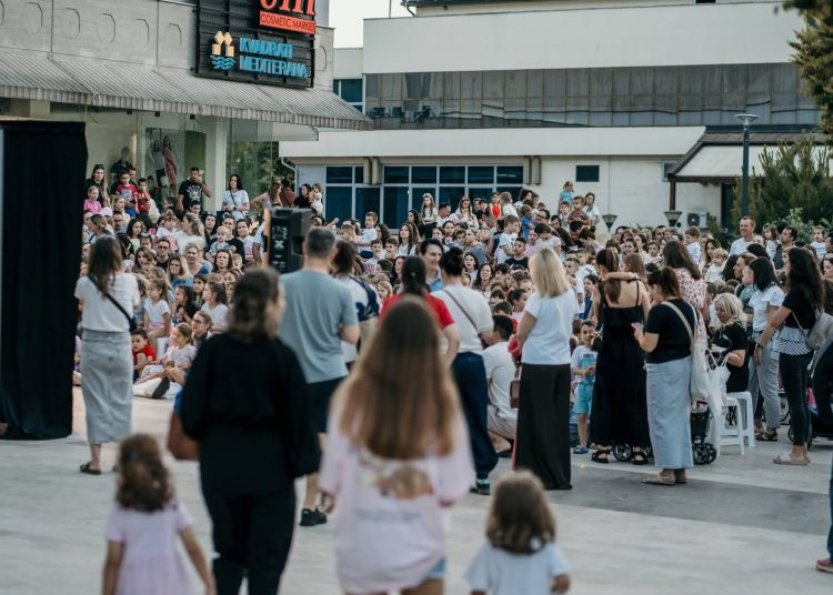 Trg pun dječjeg smijeha: „Vuk i kozlići“ oduševili mališane u Širokom Brijegu