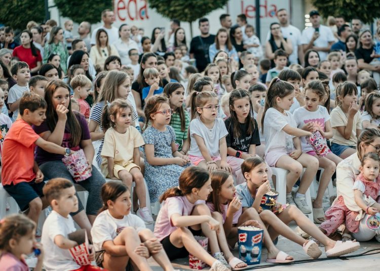 Trg pun dječjeg smijeha: „Vuk i kozlići“ oduševili mališane u Širokom Brijegu