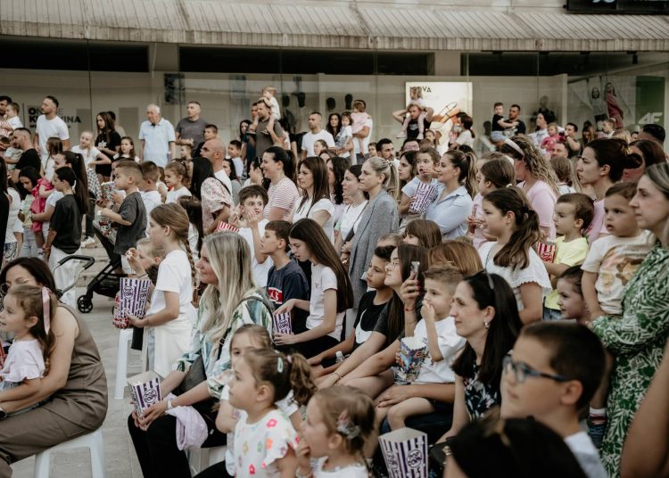 Trg pun dječjeg smijeha: „Vuk i kozlići“ oduševili mališane u Širokom Brijegu