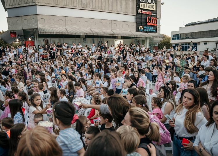 Trg pun dječjeg smijeha: „Vuk i kozlići“ oduševili mališane u Širokom Brijegu