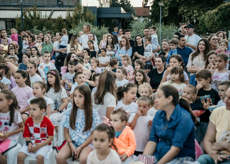 Trg pun dječjeg smijeha: „Vuk i kozlići“ oduševili mališane u Širokom Brijegu