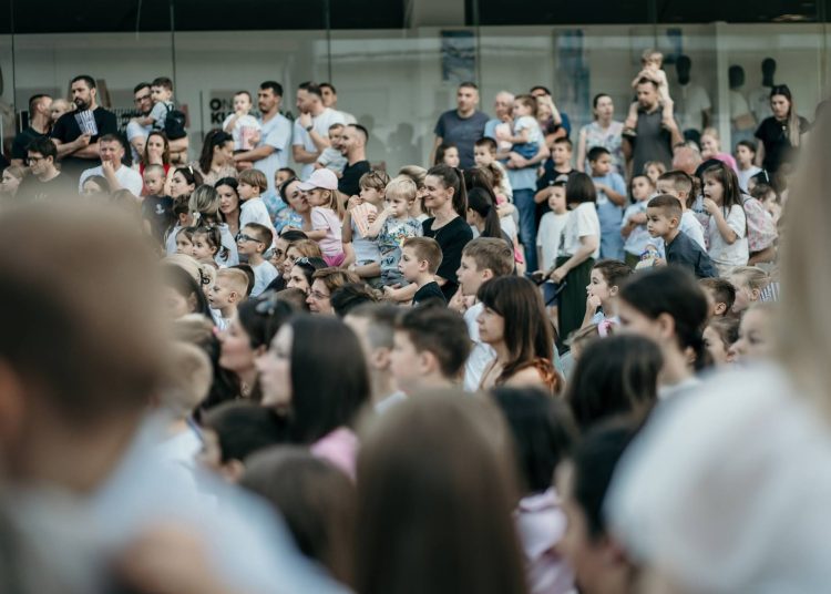 Trg pun dječjeg smijeha: „Vuk i kozlići“ oduševili mališane u Širokom Brijegu