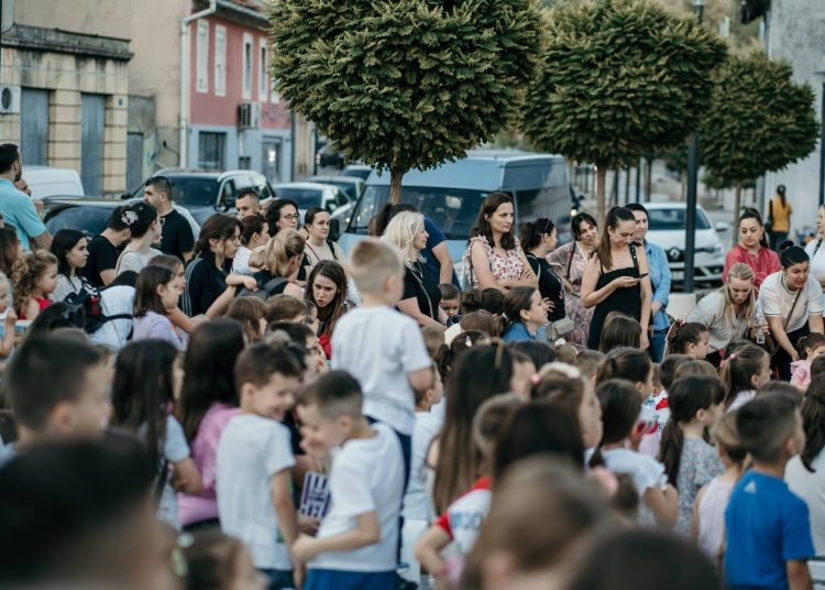 Trg pun dječjeg smijeha: „Vuk i kozlići“ oduševili mališane u Širokom Brijegu