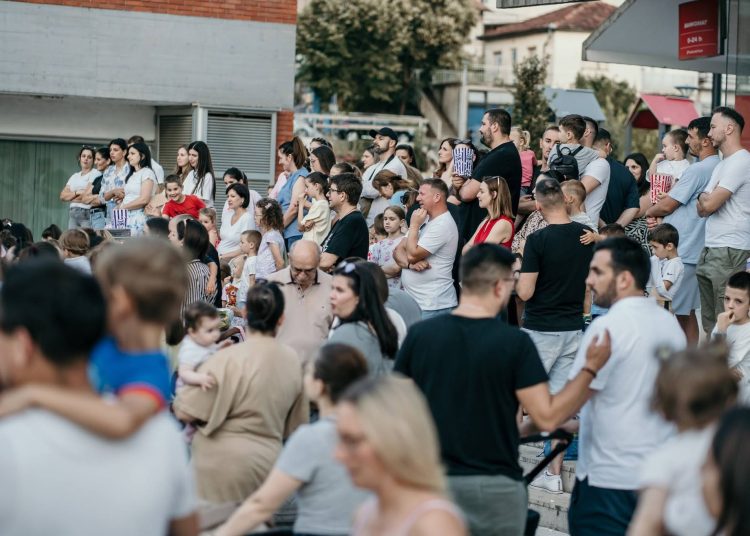 Trg pun dječjeg smijeha: „Vuk i kozlići“ oduševili mališane u Širokom Brijegu