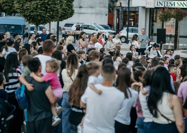 Trg pun dječjeg smijeha: „Vuk i kozlići“ oduševili mališane u Širokom Brijegu