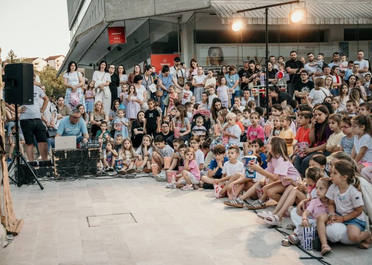 Trg pun dječjeg smijeha: „Vuk i kozlići“ oduševili mališane u Širokom Brijegu